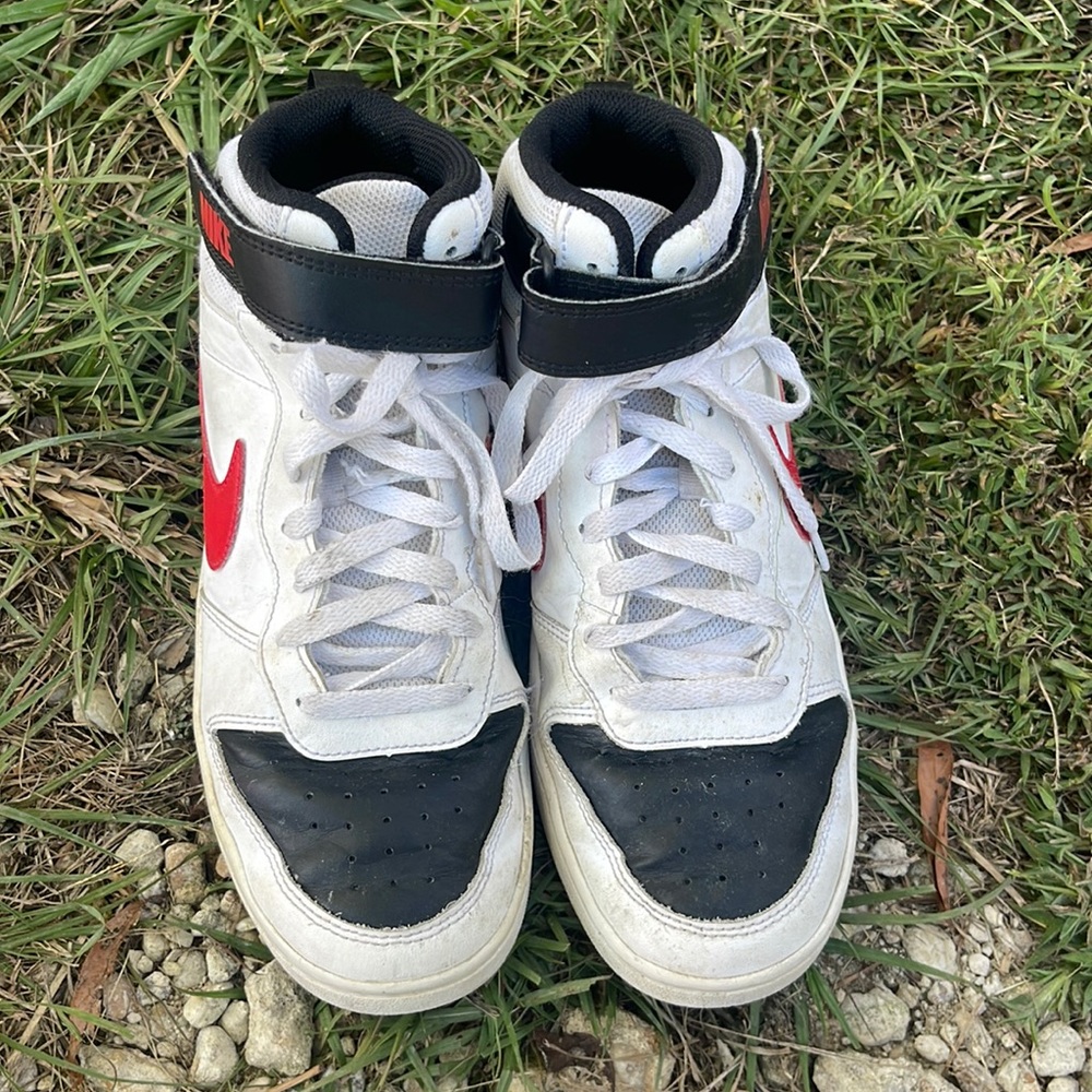 Nike Boys Borough Mid Top Tennis Shoes size 7 used condition